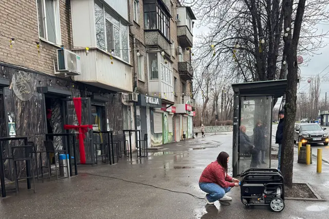 Сотрудница кафе в Кривом Роге запускает генератор