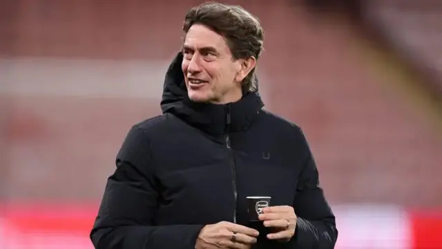 Mai horas da ƙungiyar Tottenham Thomas Frank riƙe da kofi mai tambarin Arsenal ranar Laraba