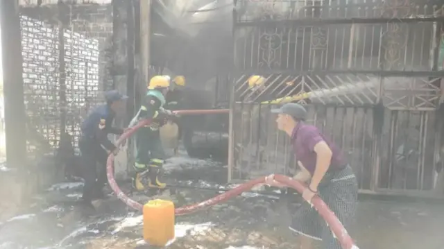 မီးငြှိမ်းသတ်နေတဲ့ မြင်ကွင်း