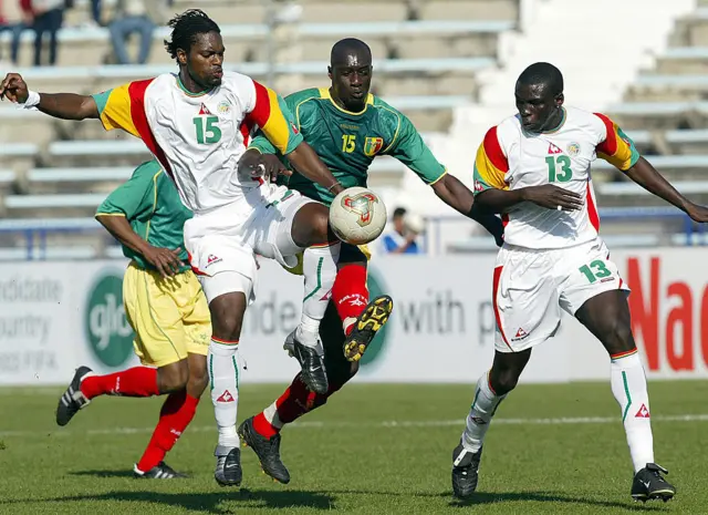 Le Malien Abdoulaye Demba (au centre) dispute le ballon aux Sénégalais Alassane Salif Diao (à gauche) et Lamine Diatta (à droite) le 2 février 2004 au stade Al Menzah de Tunis, lors de leur match de Coupe d'Afrique des Nations 2004.