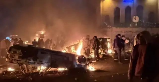 سيارات مقلوبة ومشتعلة في دوار كاج بطهران 8 يناير/ كانون الثاني 2026