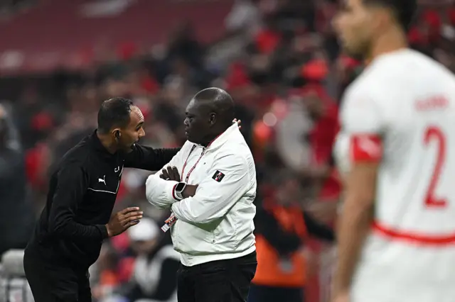 L'arbitre et le sélectionneur camerounais