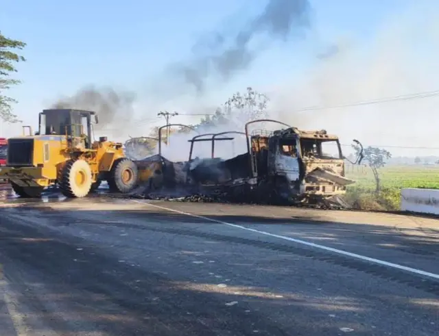 ဇန်နဝါရီ ၉ ရက်မနက်ပိုင်း ရန်ကုန်-မန္တလေးလမ်းဟောင်းတနေရာက တိုက်ပွဲဖြစ်နေတဲ့မြင်ကွင်း