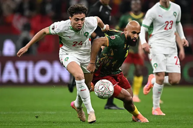 Mbeumo entre deux joueurs marocains