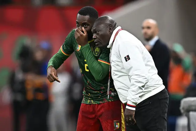 L'entraineur et un joueur