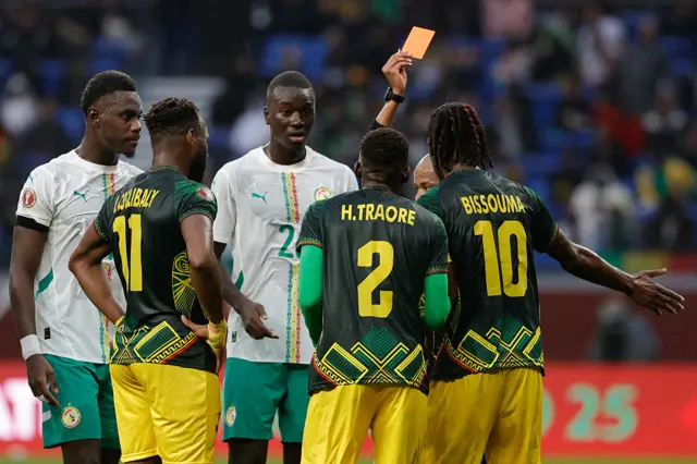 Carton rouge qui réduit les Maliens à 10