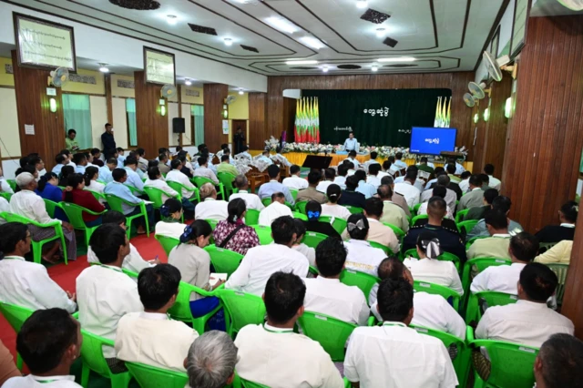 ပန်းတောင်းမြို့နယ် ပြည်သူတွေနဲ့တွေ့ဆုံခဲ့တဲ့ စစ်ခေါင်းဆောင်