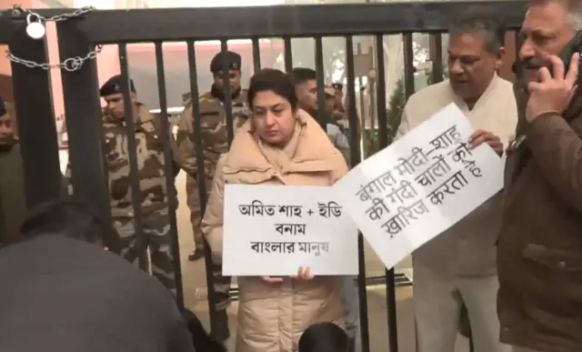 टीएमसी सांसदों का प्रदर्शन