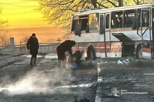 Дроны атаковали автобус с шахтерами, которые возвращались со смены
