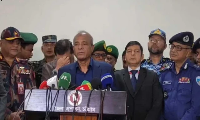 চট্টগ্রাম নগরীর ওয়ার্ল্ড ট্রেড সেন্টারে চট্টগ্রাম বিভাগের বিভিন্ন স্তরের প্রশাসন ও আইনশৃঙ্খলা বাহিনীর কর্মকর্তাদের সঙ্গে এক সভা শেষে সাংবাদিকদের সঙ্গে কথা বলেন স্বরাষ্ট্র উপদেষ্টা লেফটেন্যান্ট জেনারেল (অব.) মো. জাহাঙ্গীর আলম চৌধুরী।