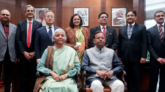 केंद्रीय बजट 2026-27 को अंतिम रूप देने के बाद एक ग्रुप फ़ोटो में केंद्रीय वित्त मंत्री निर्मला सीतारमण और केंद्रीय वित्त राज्य मंत्री पंकज चौधरी