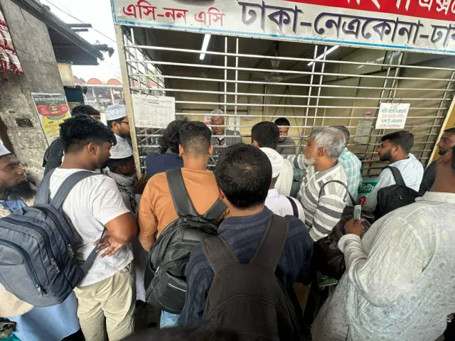 ঢাকার বাস কাউন্টারগুলোয় ভিড় দেখা গেছে