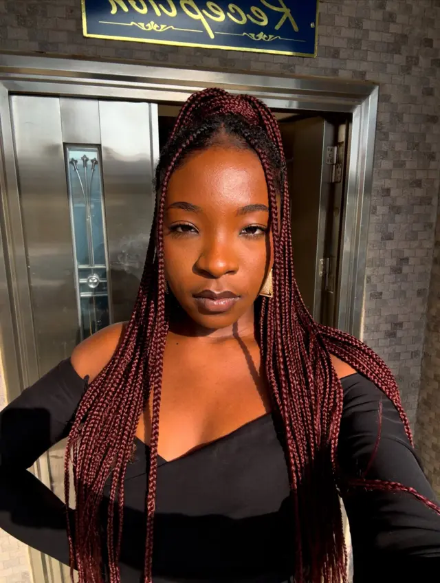 Ifunanya Nwangene yi efe ojii wee see foto a n'onwe ya nke a kpọrọ selfy