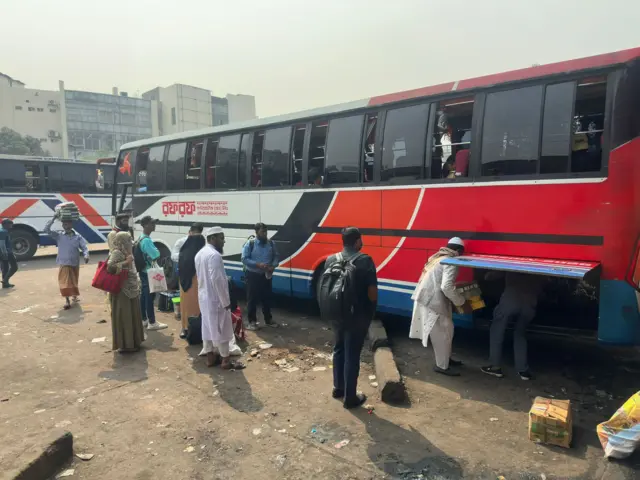 একটি বাসে উঠছেন কয়েকজন যাত্রী