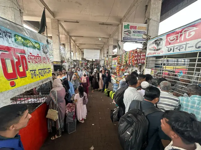 বাস কাউন্টারে ভিড়