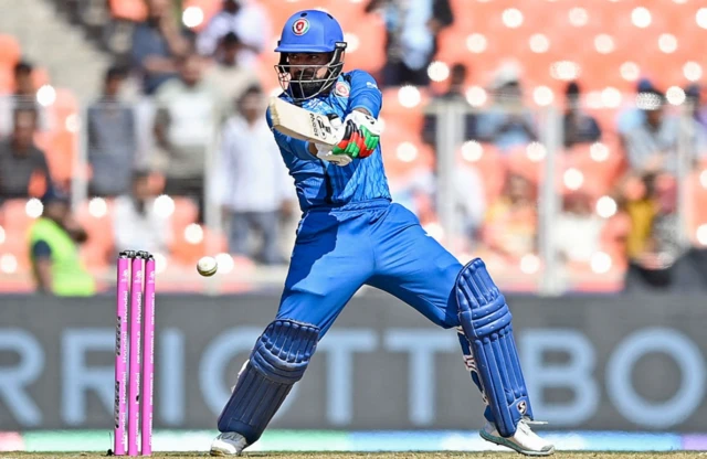 अफ़ग़ानिस्तान के कप्तान राशिद खान शॉट लगाते हुए