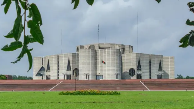 বাংলাদেশ জাতীয় সংসদ ভবন, যা ঢাকার শের-এ-বাংলা নগরে অবস্থিত