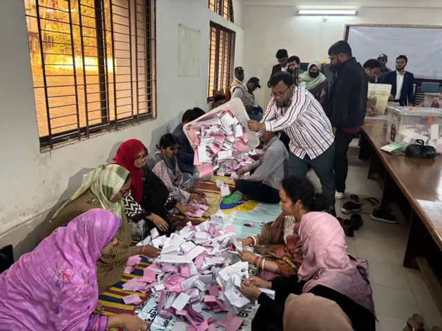 চট্টগ্রামের ভোট কেন্দ্রে  ভোট গণনার কার্যক্রম শুরু
