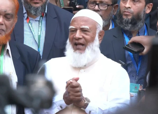 বাংলাদেশ জামায়াতে ইসলামীর আমির ডা. শফিকুর রহমান ভোট দেওয়ার পর কথা বলছেন