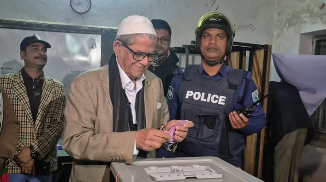 ভোট দিচ্ছেন বিএনপির মহাসচিব মির্জা ফখরুল ইসলাম আলমগীর