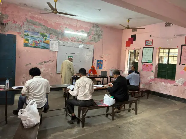 ঢাকার একটি ভোটকেন্দ্রের অভ্যন্তরের চিত্র