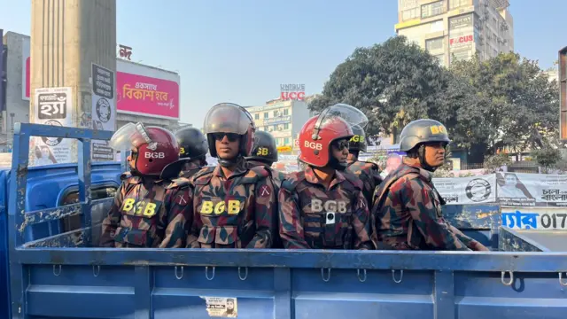 ঢাকার তেজগাঁও সরকারি বালিকা উচ্চ বিদ্যালয়ের সামনে বিজিবির সতর্ক অবস্থান