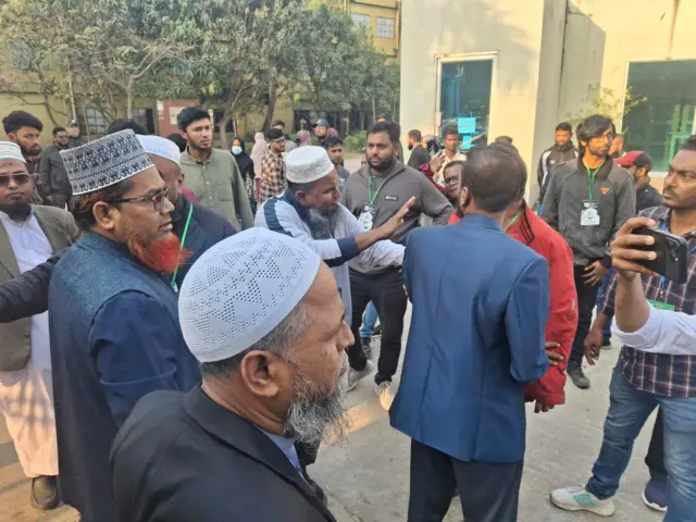 দু'পক্ষের মাঝে  উত্তেজনা ও হট্টগোলের সময়ের ছবি