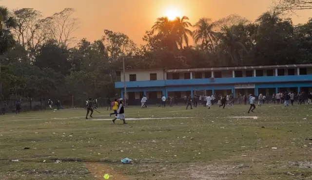 পুলিশ ছত্রভঙ্গ করে দেয়