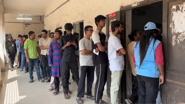 মোহাম্মদপুর সরকারী উচ্চ বিদ্যালয়ে একটি ভোটকক্ষ বেলা ১২ টা ৪৮ এর দিকে