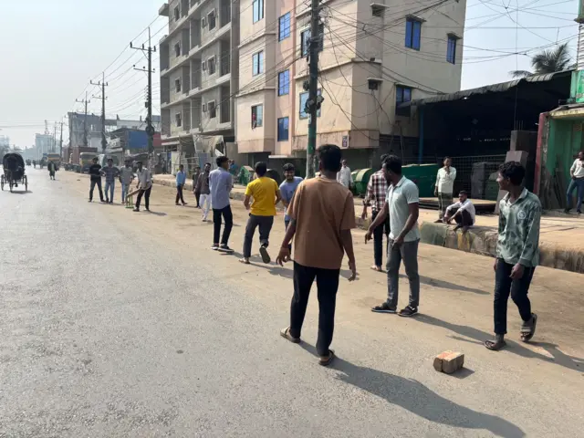 রাস্তায় খেলছে তরুণরা