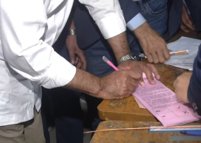 বিএনপি চেয়ারম্যান তারেক রহমান ভোট দিতে এসেছেন