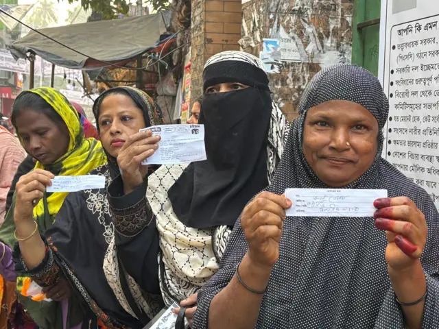 চট্টগ্রামের একটি ভোটকেন্দ্রে নারীরা