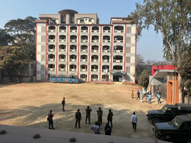 ঢাকার রাজধানী উচ্চ বিদ্যালয় ভোটকেন্দ্রে সকালের চিত্র