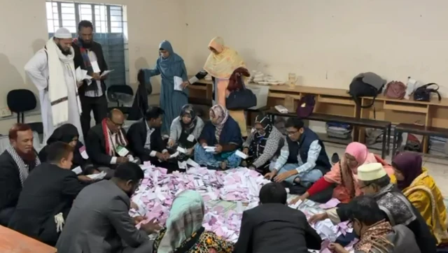 বরিশালের একটি ভোট কেন্দ্রে  ভোট গণনা শুরু