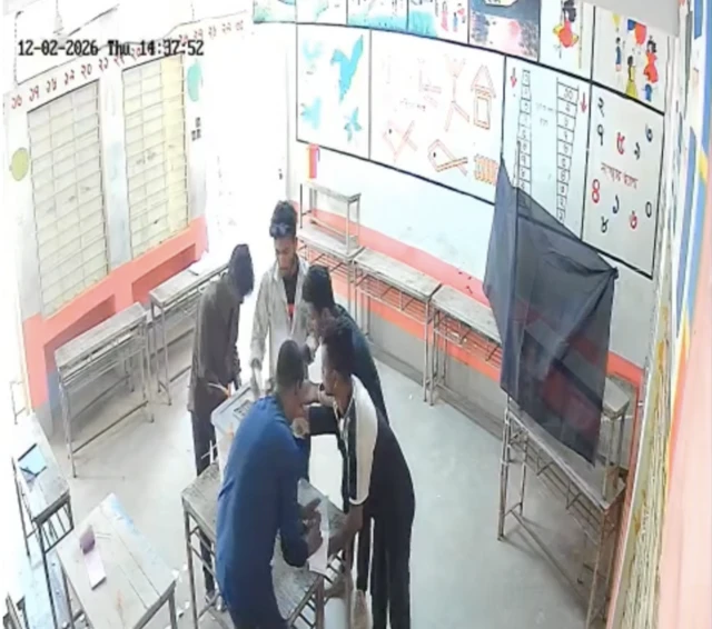 ময়মনসিংহের একটি কেন্দ্রে প্রকাশ্যে ব্যালটে সিল মারার দৃশ্য সিসিটিভি ফুটেজে ধরা পড়েছে