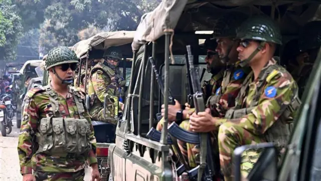 ছবিতে কয়েকজন সেনা সদস্যকে দেখা যাচ্ছে, কেউ গাড়িতে বসে আছেন, কেউ দাঁড়িয়ে আছেন