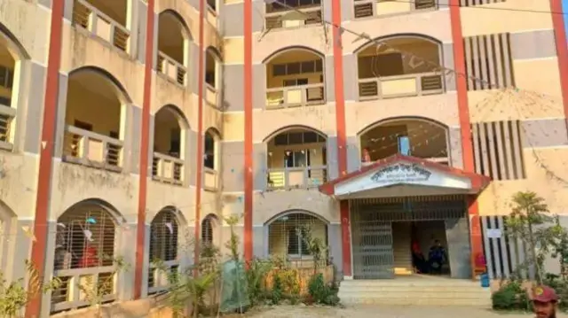 சிட்டகாங்-13 தொகுதியில் உள்ள குவாபஞ்சக் உயர்நிலைப் பள்ளி வாக்குச் சாவடி. இந்தத் தொகுதியில் இரண்டு குழுக்களுக்கு இடையே ஏற்பட்ட மோதல்களில் எட்டு பேர் காயமடைந்ததாகக் கூறப்படுகிறது.