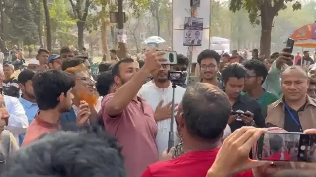 এনসিপি’র প্রার্থী নাসীরুদ্দীন পাটওয়ারী ভোটকেনদ্র পরিদর্শনে গেলে সেলফি তোলেন একজন