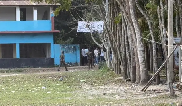 পুলিশ ছত্রভঙ্গ করে দেয়