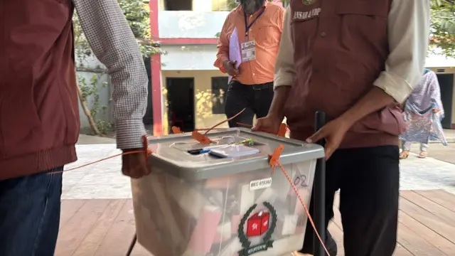 চট্টগ্রামের একটি ভোট কেন্দ্রে ব্যালট বক্স নিয়ে যাওয়া হচ্ছে