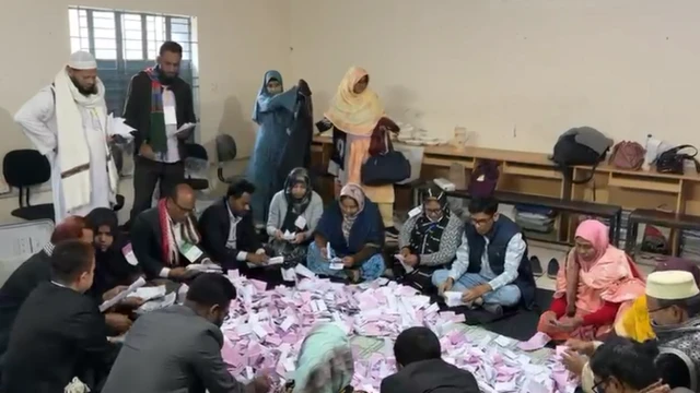 বরিশালের একটি কেন্দ্রে ভোট গণনা