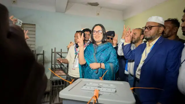 ভোট দেওয়ার পর স্বতন্ত্র সংসদ সদস্য প্রার্থী ব্যারিস্টার রুমিন ফারহানা