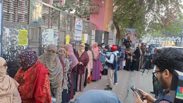 ঢাকার একটি ভোটকেন্দ্রে সকাল থেকে ভোটারদের লাইন