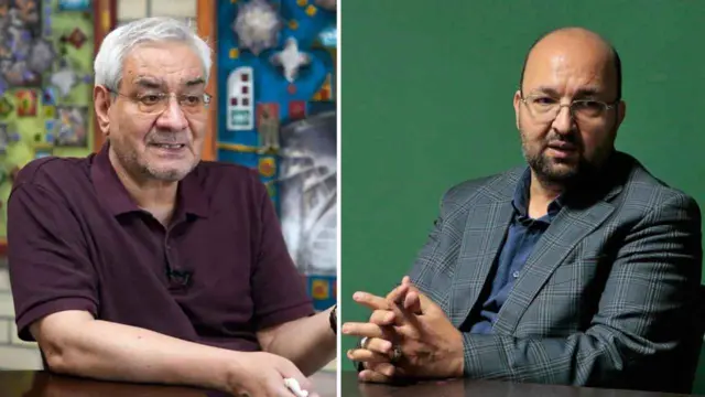 جواد امام با کت چهارخانه طوسی و پیراهن آبی نشسته با پس‌زمینه سبز و ابراهیم اصغرزاده با پیراهن آستین کوتاه بنفش نشسته پشت میز