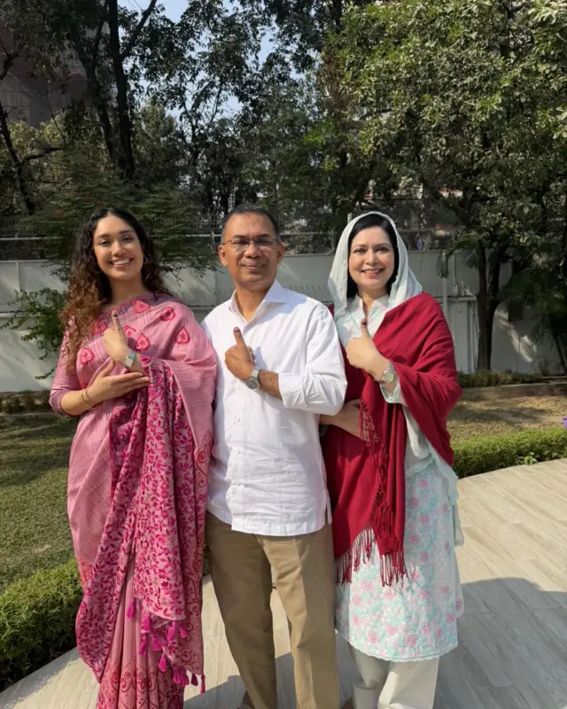 (বাঁয়ে) জাইমা রহমান, তারেক রহমান (মাঝে) ও জোবাইদা রহমান (ডানে)