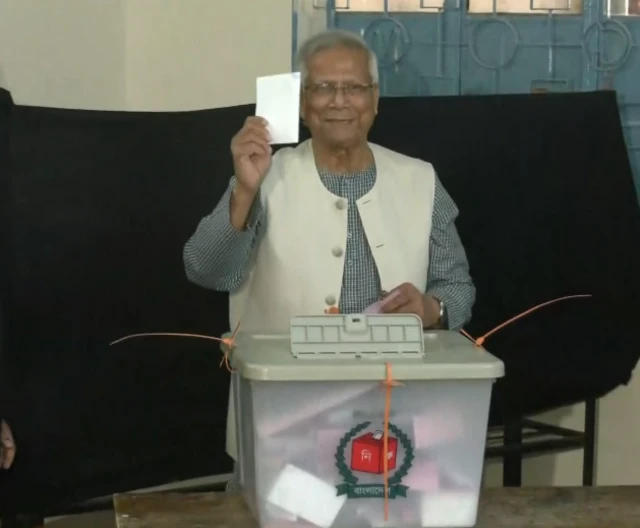 ভোটকেন্দ্রে প্রধান উপদেষ্টা ড. মুহাম্মদ ইউনূস