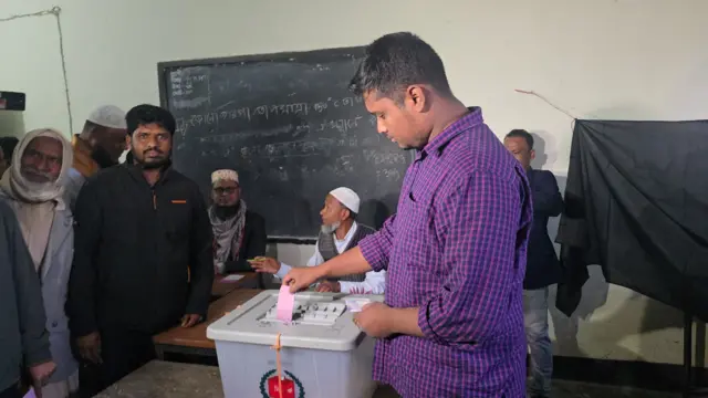 কুমিল্লার দেবিদ্বারে ভোট দিচ্ছেন এনসিপির প্রার্থী হাসনাত আবদুল্লাহ