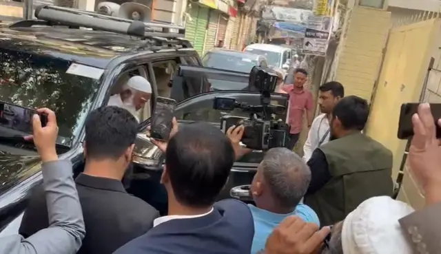 দুপুর সাড়ে ১২টার দিকে দলের আমির শফিকুর রহমান জামায়াত কার্যালয়ে উপস্থিত হন