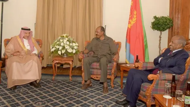 ምክትል ምኒስተር ጉዳያት ወጻኢ ንግስነት ስዑዲ ዓረብ ወሊድ ዓብደልከሪም ኣልኸሪጂ፡ ፕረዚደንት ኢሳይያስን ምንሲተር ዑስማንን ኣብ መቐበሊ ኣጋይሽ ደንደን - ኣስመራ ኮፍ ኢሎም እናተዘራረቡ