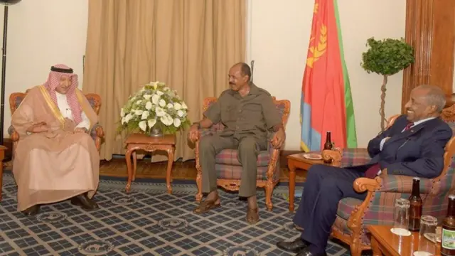 የሳዑዲ አረቢያ ምክትል የውጭ ጉዳይ ሚኒስትር ዋሊድ አብዱልከሪም አል ካሪጅ ከኤርትራው ፕሬዚዳንት ኢሳያስ አፈወርቂ እና ውጭ ጉዳይ ሚኒስትር ኦስማን ሳላህ ጋር